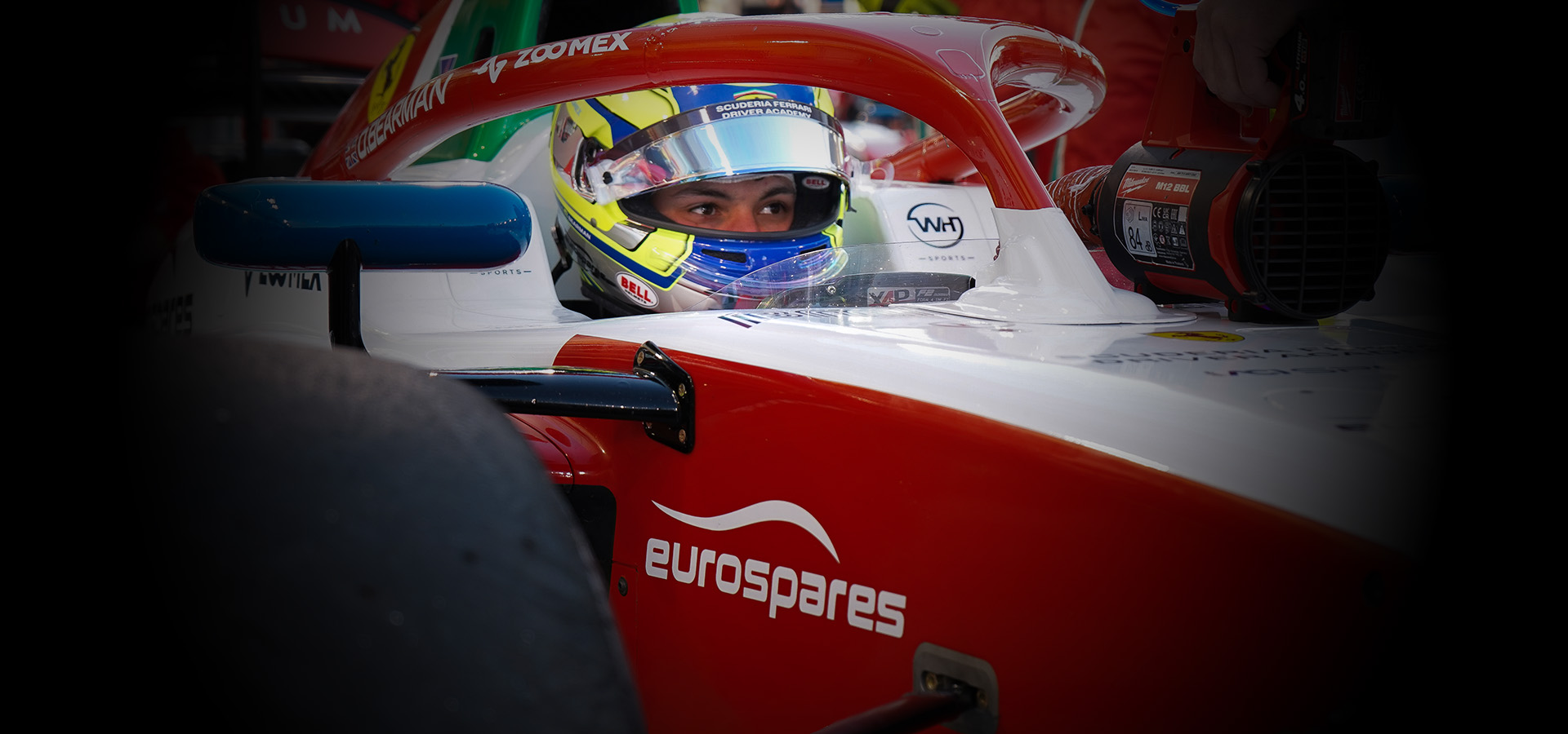 Oliver Bearman sitzt in seinem Formel-2-Rennwagen, an dessen Seite sich das Eurospares-Logo befindet. 