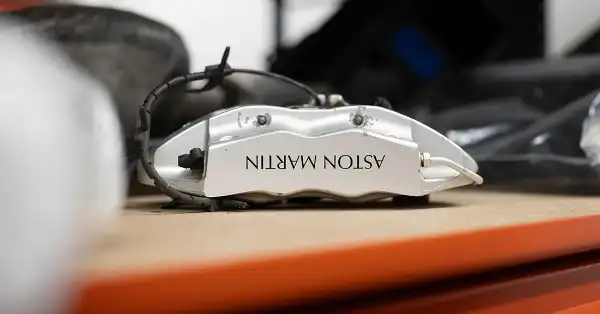 Originaler silberner Aston Martin-Bremssattel auf einem Regal im Eurospares-Lager.