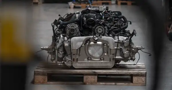 Nahaufnahme eines makellosen Porsche 992 GT3-Motors mit sichtbaren Motorinnenteilen.