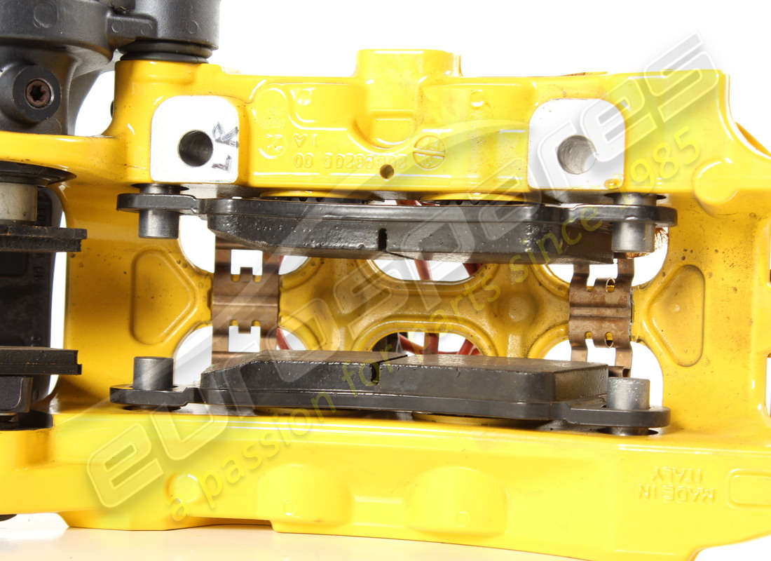 gebrauchter ferrari hinterer linker bremssattel mit belägen. teilenummer 879838 (2)