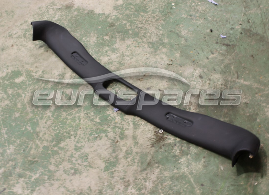 GEBRAUCHTE Ferrari OBERE WINDSCHUTZSCHEIBENVERKLEIDUNG. TEILENUMMER 685037.. (1)