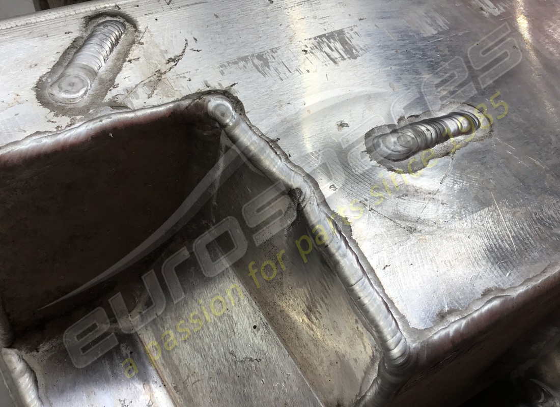 verwendeter lamborghini ölbehälter. teilenummer 470115373g (2)