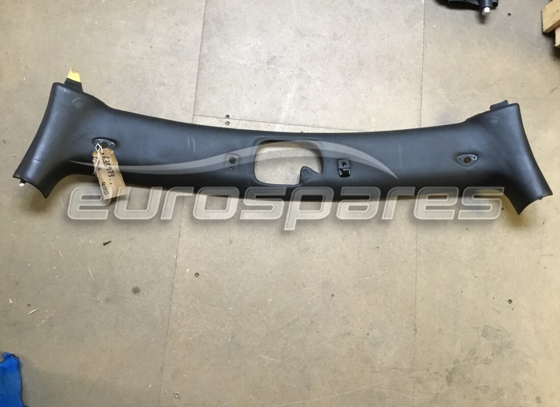 GEBRAUCHTE Ferrari WINDSCHUTZSCHEIBEN-OBERE ABDECKUNG – NICHT FÜR USA UND CDN – . TEILENUMMER 635973.. (1)
