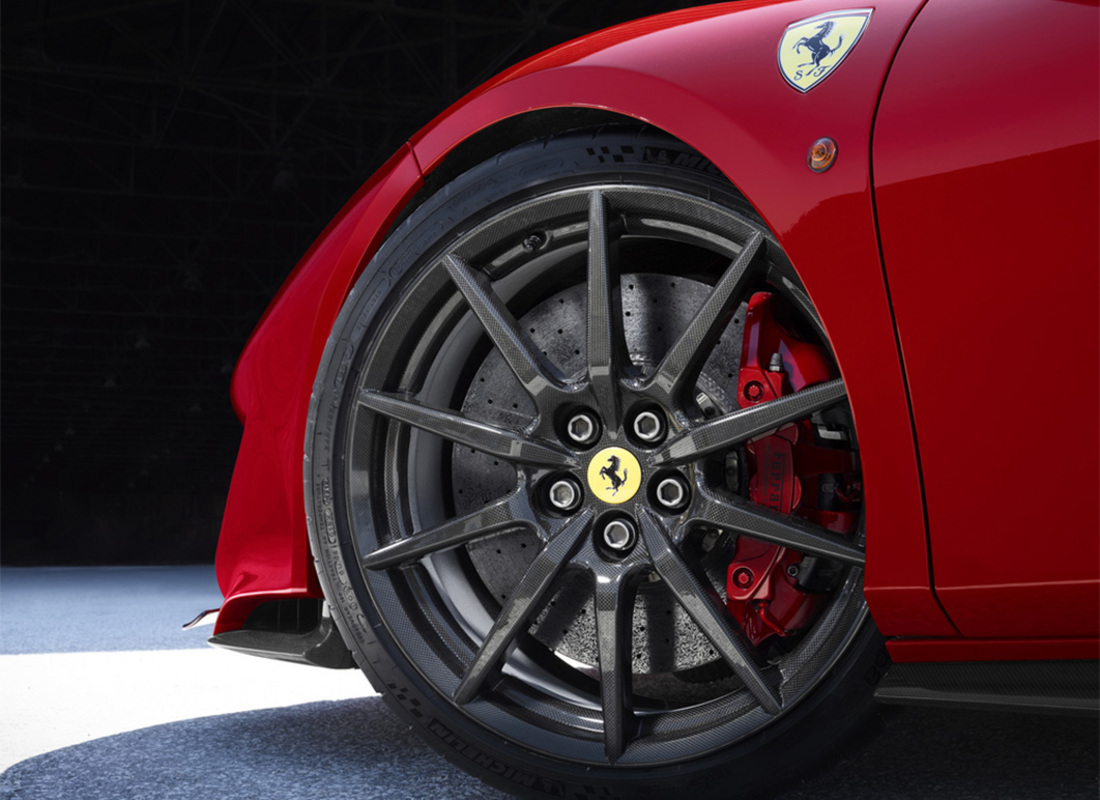 neues ferrari carbon-räder-kit mit reifen und titanschrauben. teilenummer 70005177 (1)