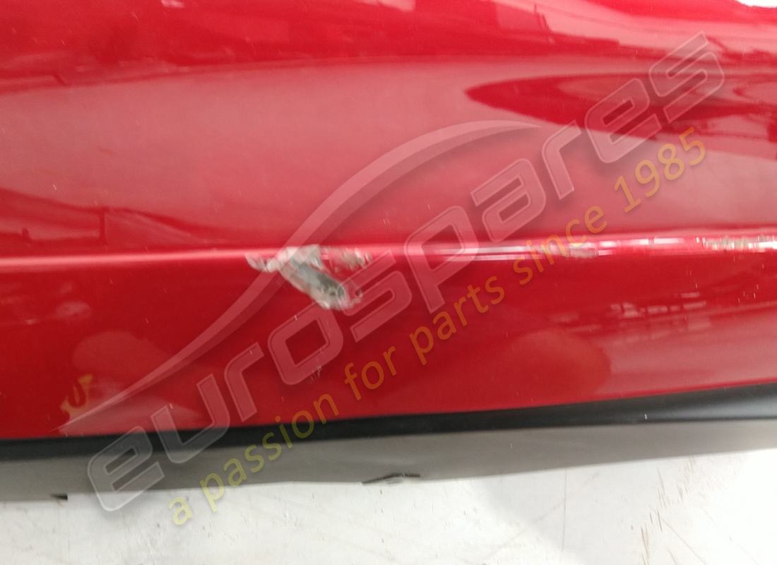 beschädigte ferrari komplette rechte untertürverkleidung. teilenummer 985861771 (2)