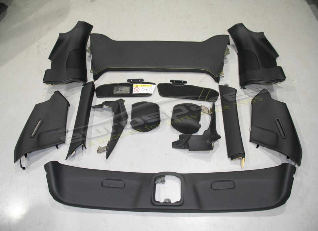 GEBRAUCHTES Ferrari RHD-DACHLINIEN-ZIERKIT IN SCHWARZ. TEILENUMMER 877102000 (1)