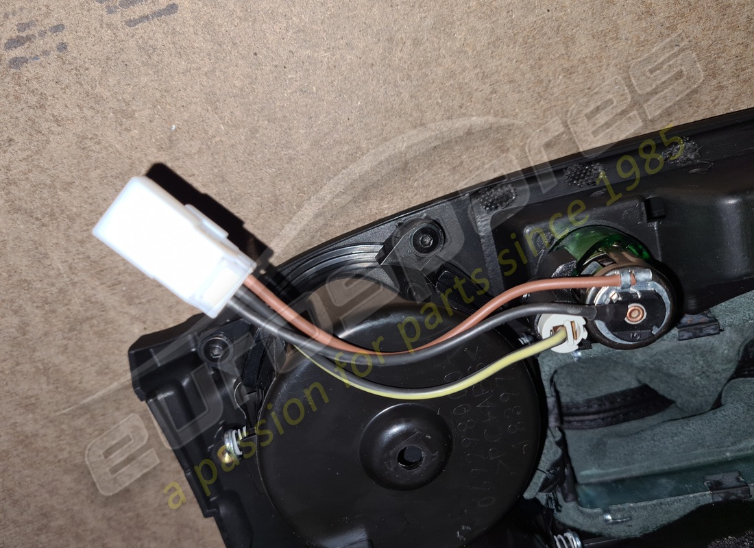 gebraucht maserati zentrale befestigungsplatte (schwarz). teilenummer 981703600 (4)