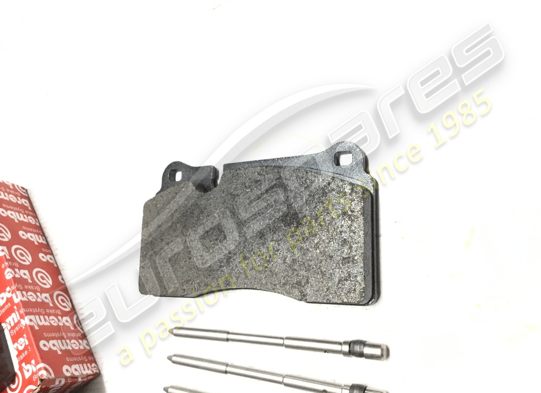 neues ferrari-kit mit hinteren pads. teilenummer 70001123 (2)