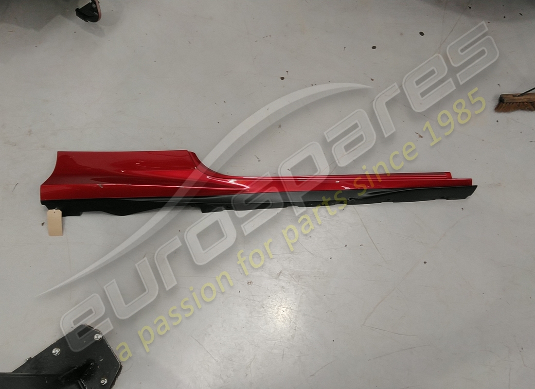 beschädigte ferrari komplette rechte untertürverkleidung. teilenummer 985861771 (3)
