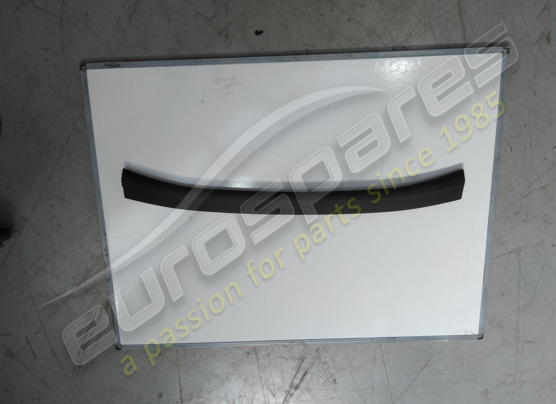 GEBRAUCHTE Lamborghini WINDSCHUTZSCHEIBEN-RISSABDECKUNG. TEILENUMMER 4T0858345A (1)