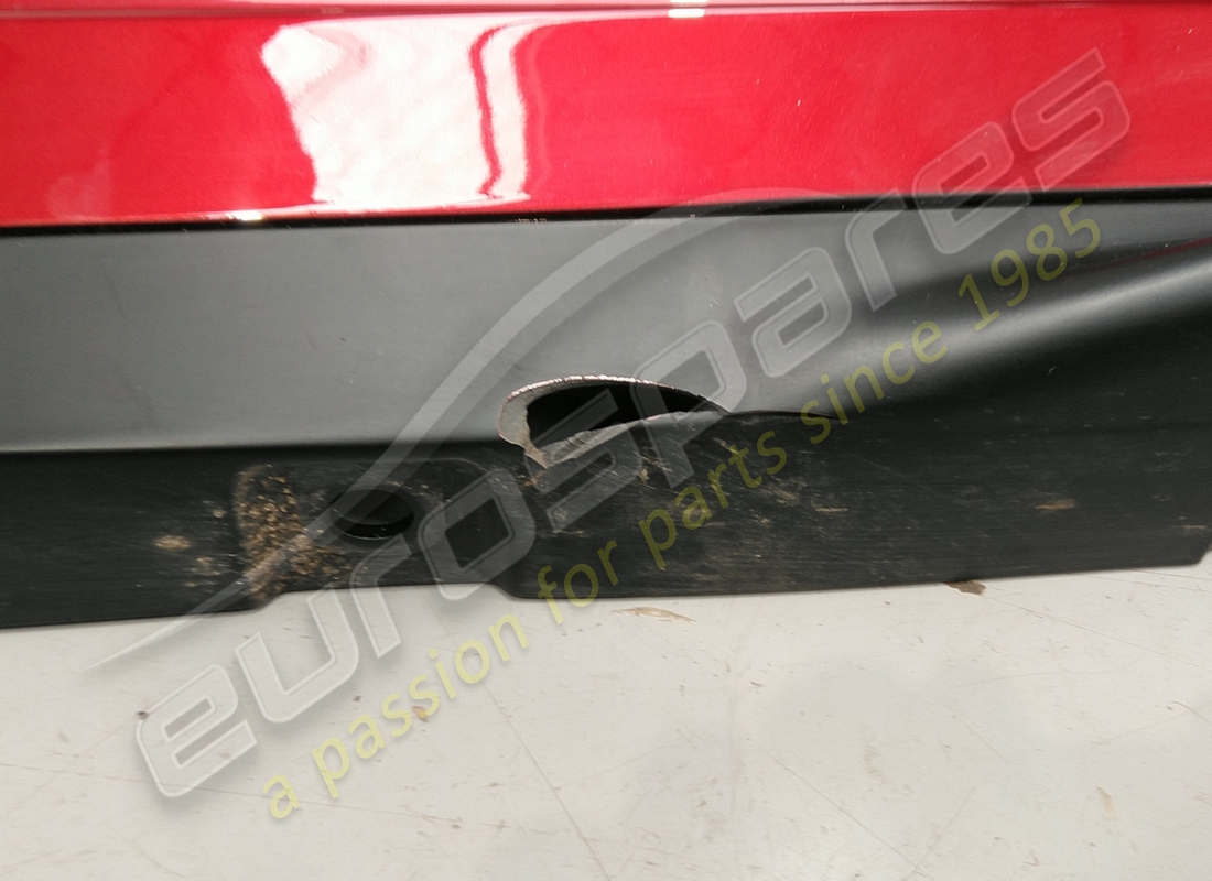 beschädigte ferrari komplette rechte untertürverkleidung. teilenummer 985861771 (1)