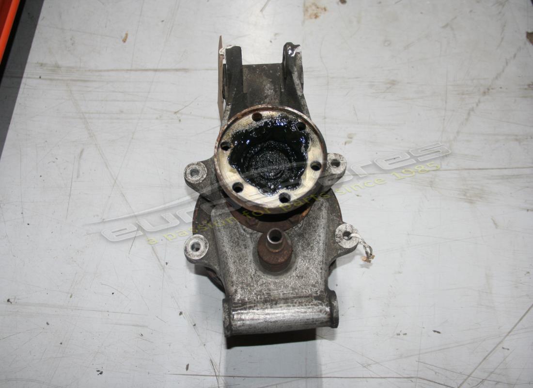 GEBRAUCHTER Ferrari RECHTER NABENHALTER. TEILENUMMER 124962 (1)