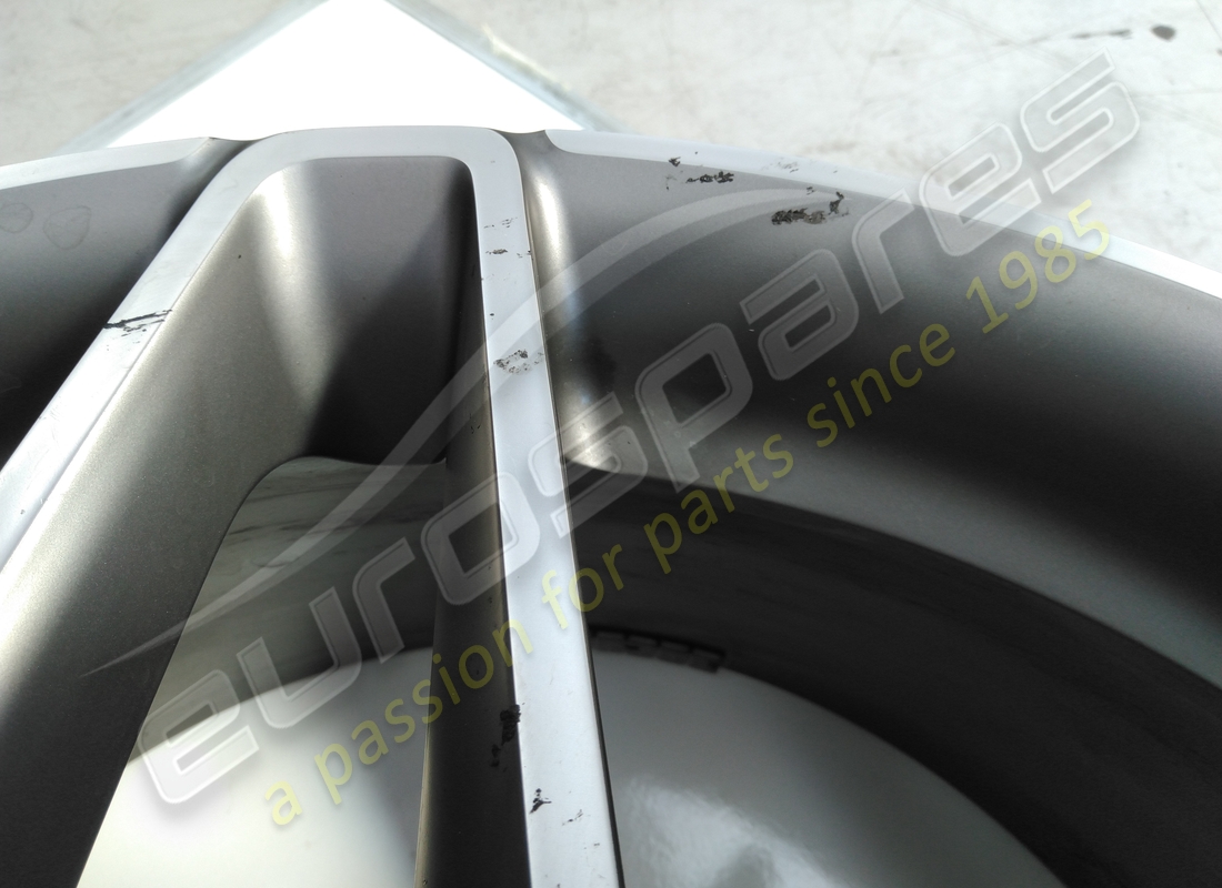 gebrauchtes ferrari linkes vorderrad. teilenummer 861246 (2)