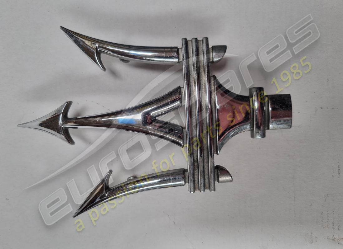 GEBRAUCHTER Maserati CHROM-DREIZACK. TEILENUMMER 670005377 (1)
