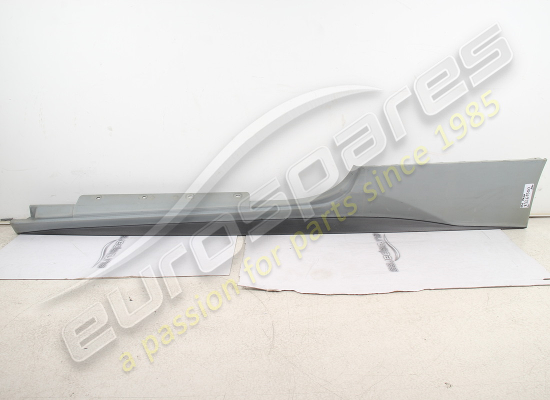 neue ferrari untertürverkleidung links. teilenummer 83261500 (1)