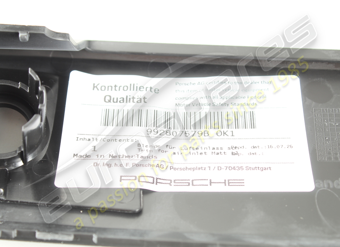 NEUE PORSCHE VERKLEIDUNG FÜR LUFTEINLASS, MATTSCHWARZ. TEILENUMMER 992807579BOK1 (3) neue porsche verkleidung für lufteinlass, mattschwarz. teilenummer 992807579bok1 (3)