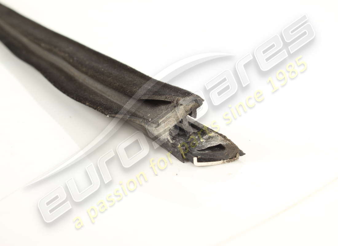 used maserati rh outer glass scraper gask. part number 82076000 (13)