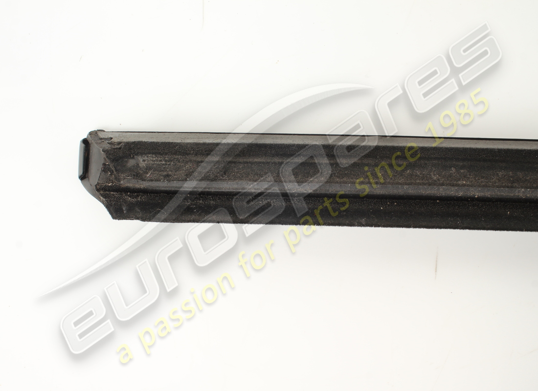 used maserati rh outer glass scraper gask. part number 82076000 (10)