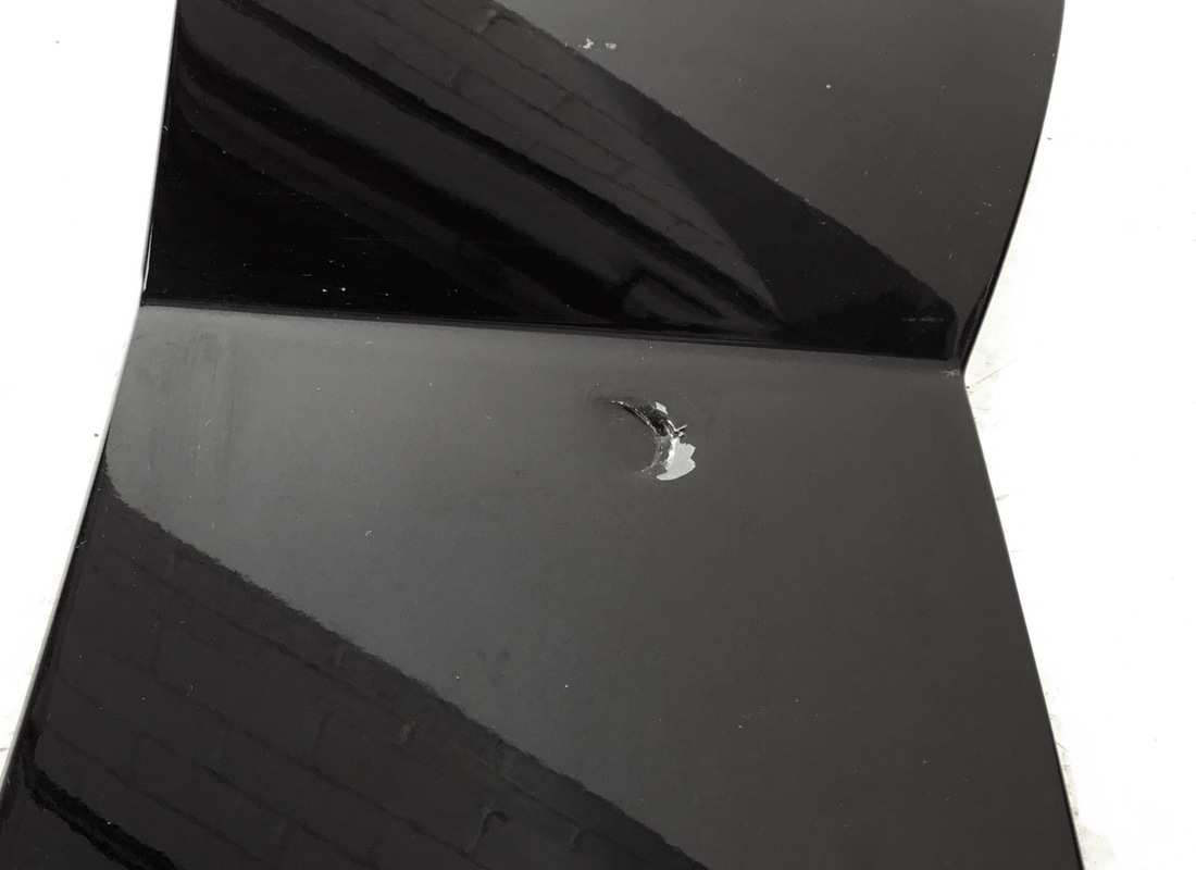 beschädigter lamborghini heckspoiler. teilenummer 470827933 (3)