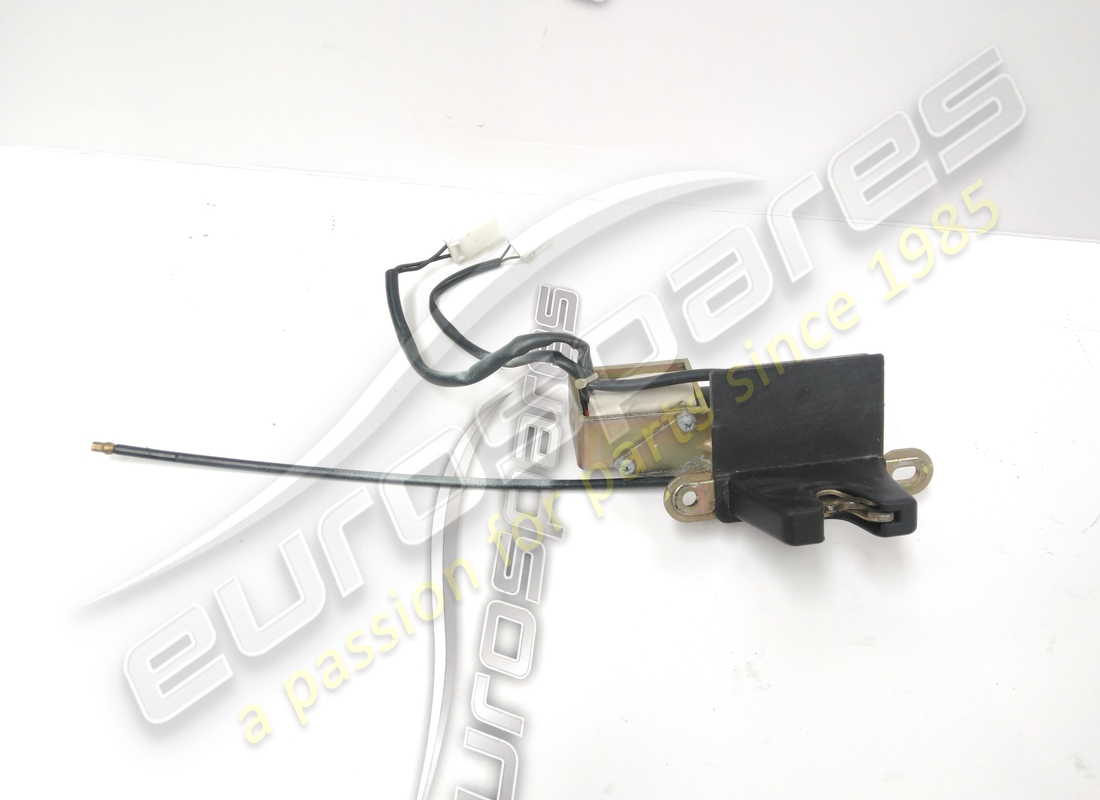 gebrauchtes maserati gepäckraumschloss. teilenummer 374730108 (3)