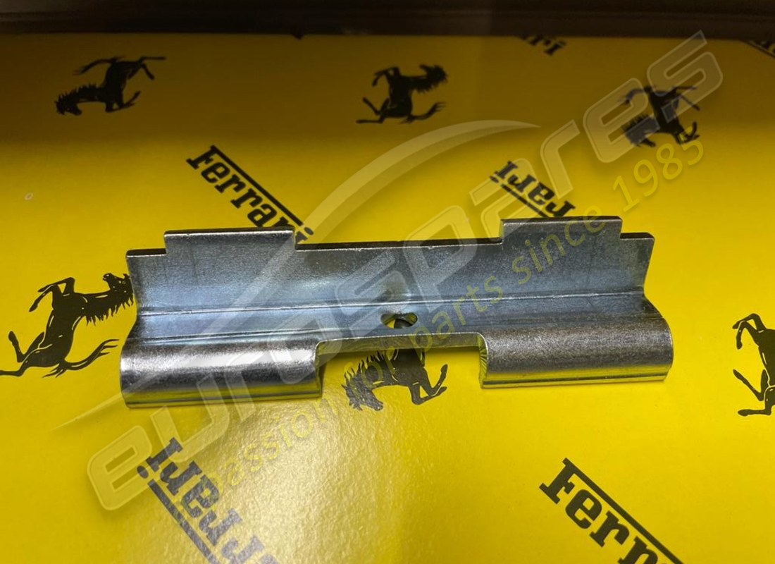 neue ferrari-halterung. teilenummer 62573400 (3)