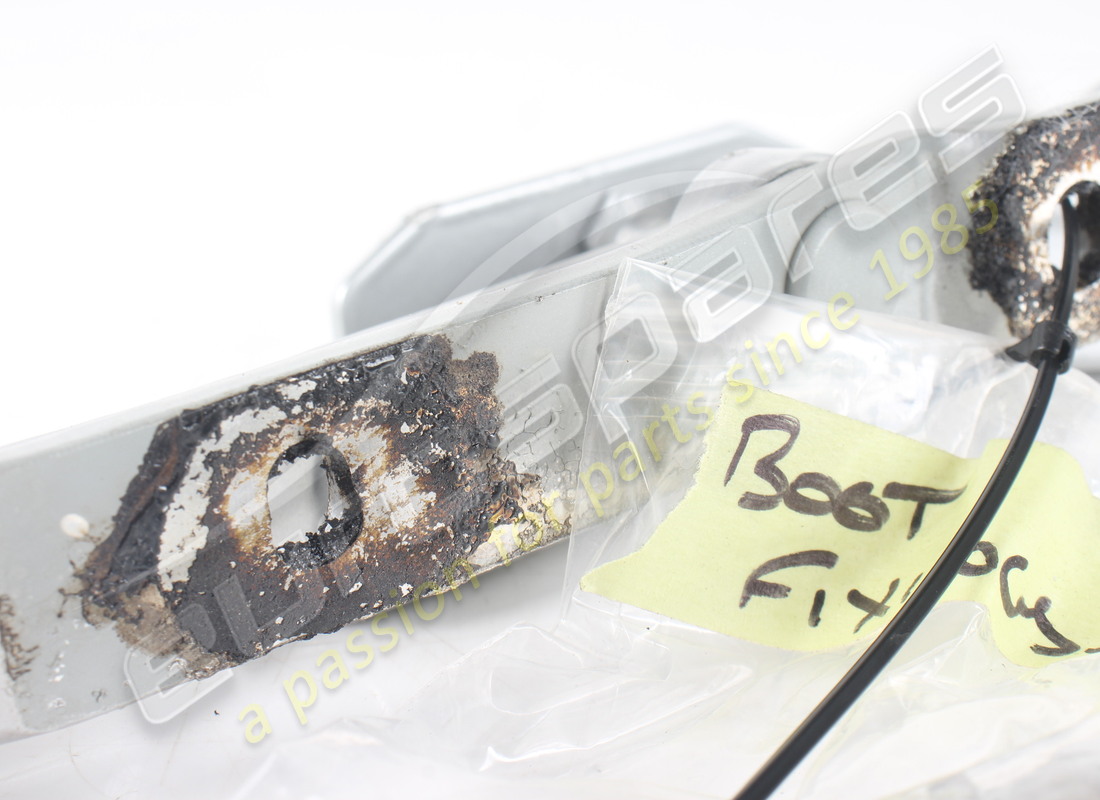 GEBRAUCHTES FERRARI LINKES DECKELSCHARNIER. TEILENUMMER 63143100 (3) gebrauchtes ferrari linkes deckelscharnier. teilenummer 63143100 (3)