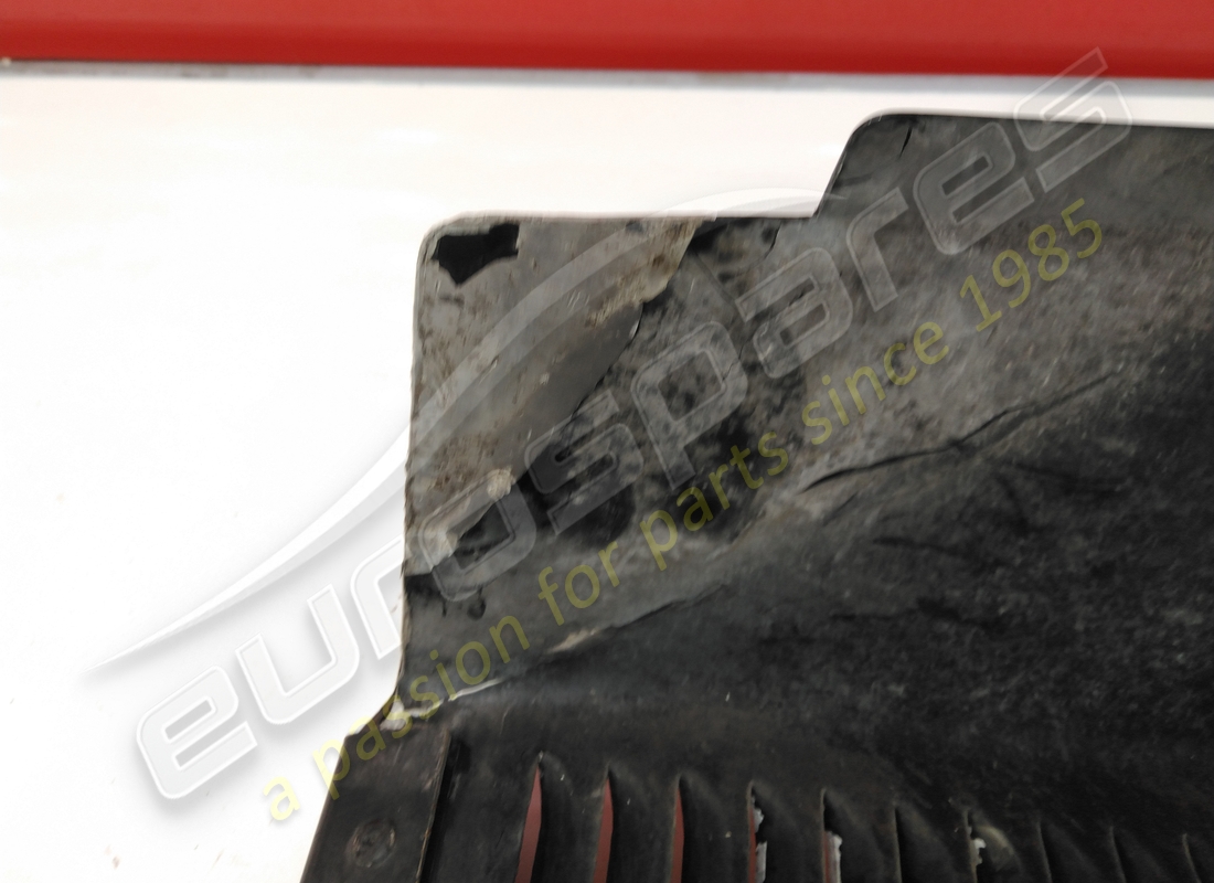 gebrauchter ferrari linker hinterer kiesschutz. teilenummer 64894900 (2)