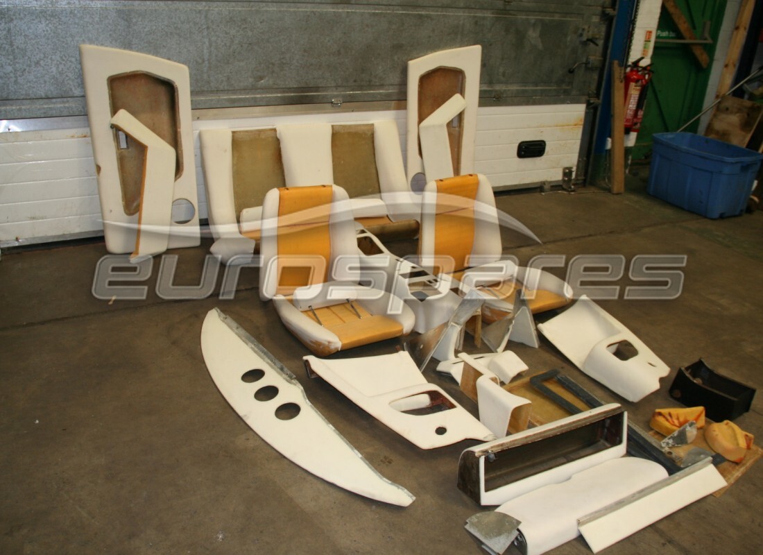 GEBRAUCHT Ferrari KOMPLETTE INNENRAUM FÜR RHD 308GT4 . TEILENUMMER 15964384 (1)