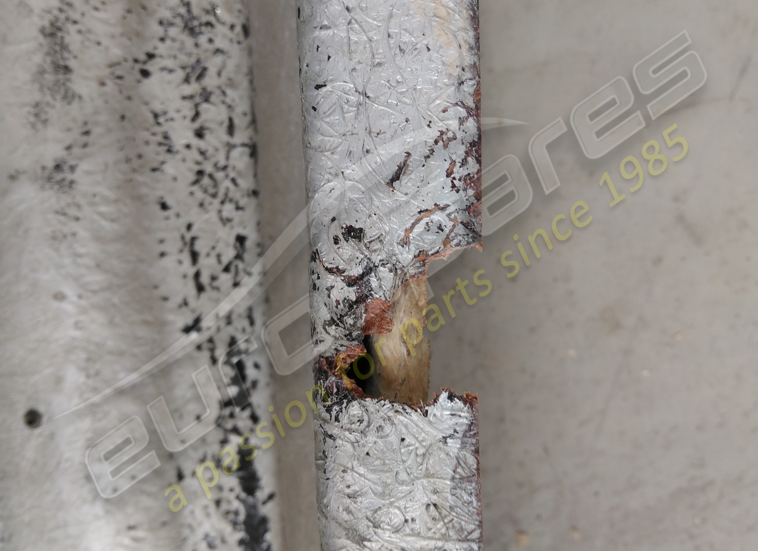beschädigte ferrari tunnelisolierung. teilenummer 64699400 (3)