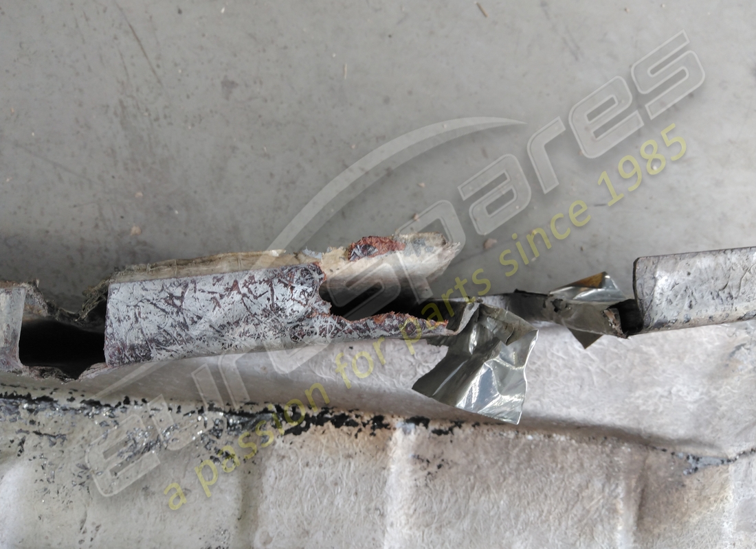 beschädigte ferrari tunnelisolierung. teilenummer 64699400 (2)