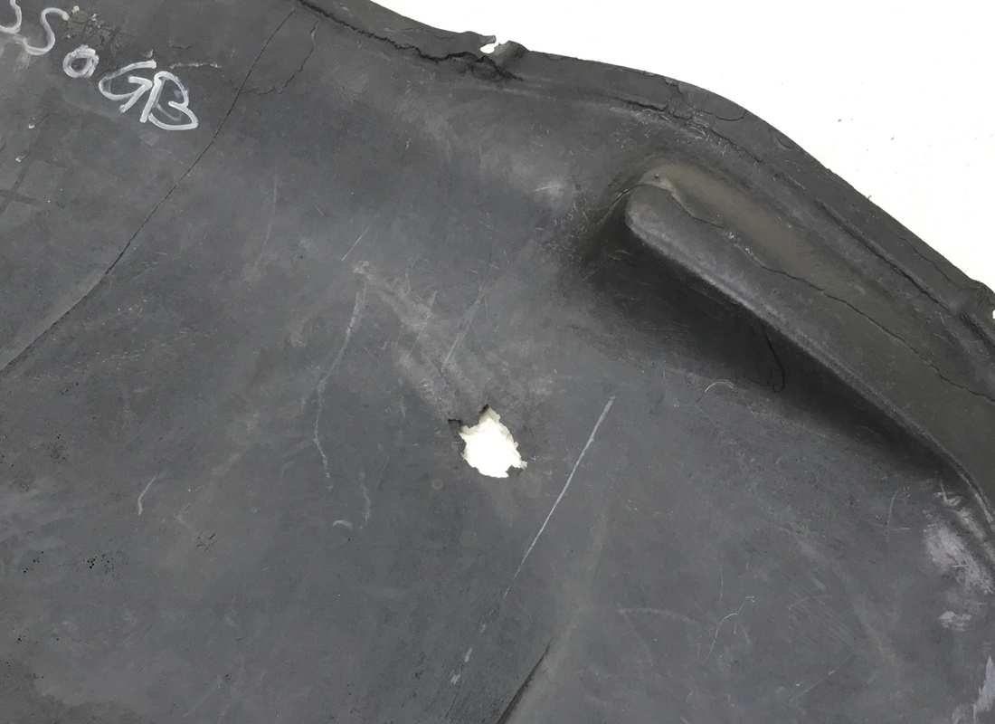 beschädigter ferrari vorderer aerodynamischer boden. teilenummer 65663900 (4)