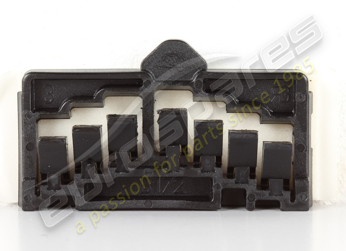neuer ferrari abstandsblock. teilenummer 82234900 (1)