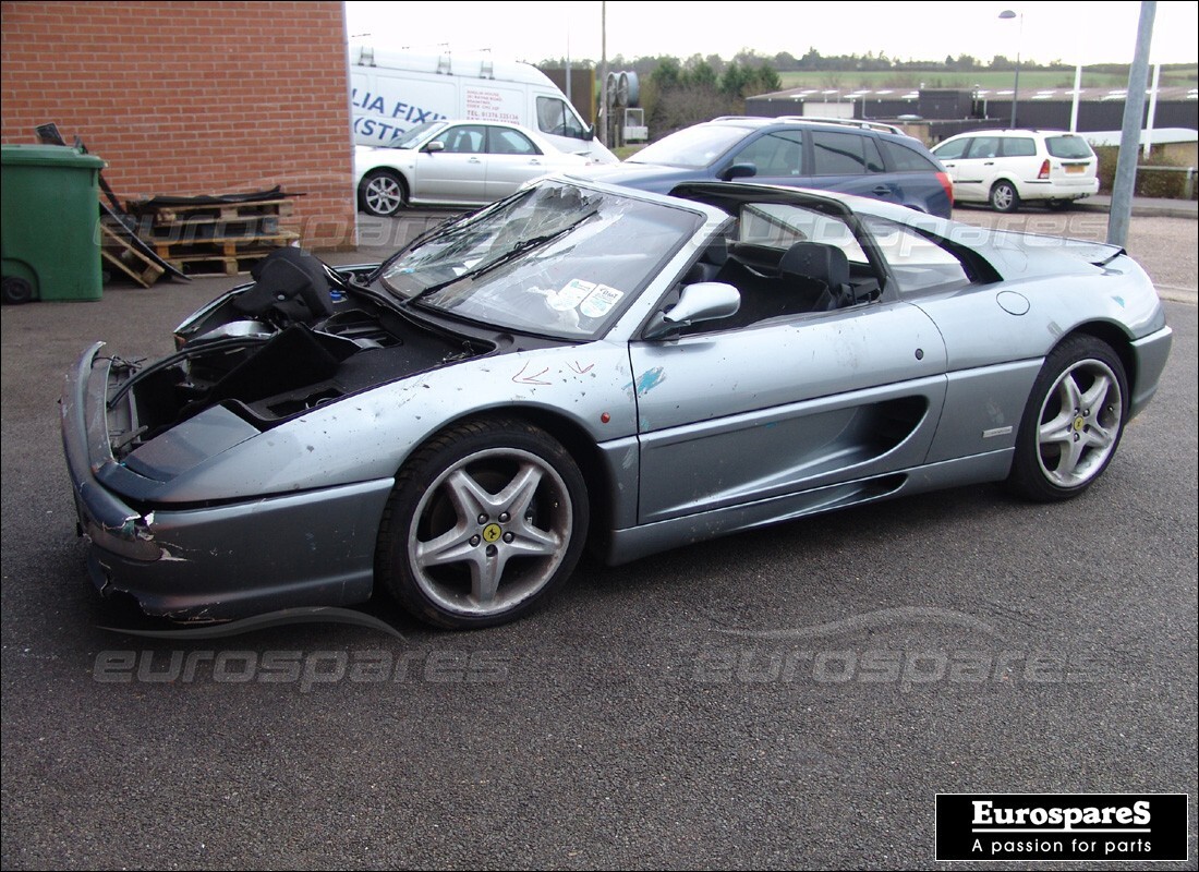 ferrari 355 (5.2 motronic) wird für den abbau bei eurospares vorbereitet