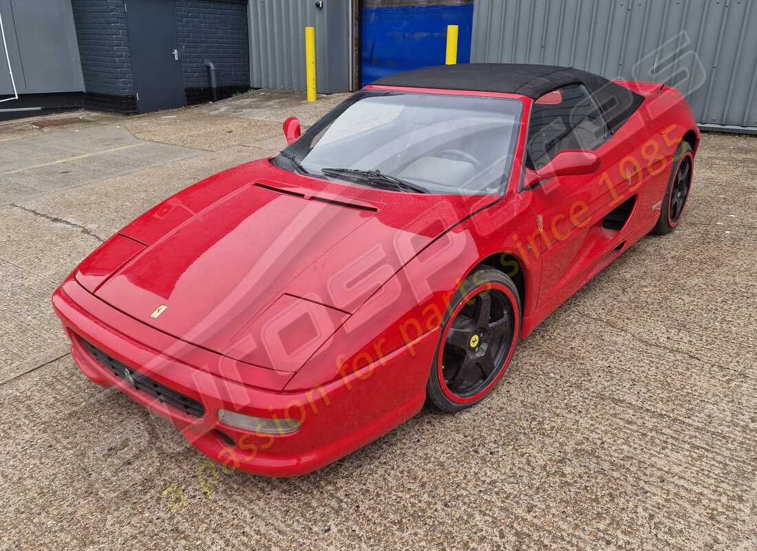 ferrari 355 (2.7 motronic) wird für den abbau bei eurospares vorbereitet