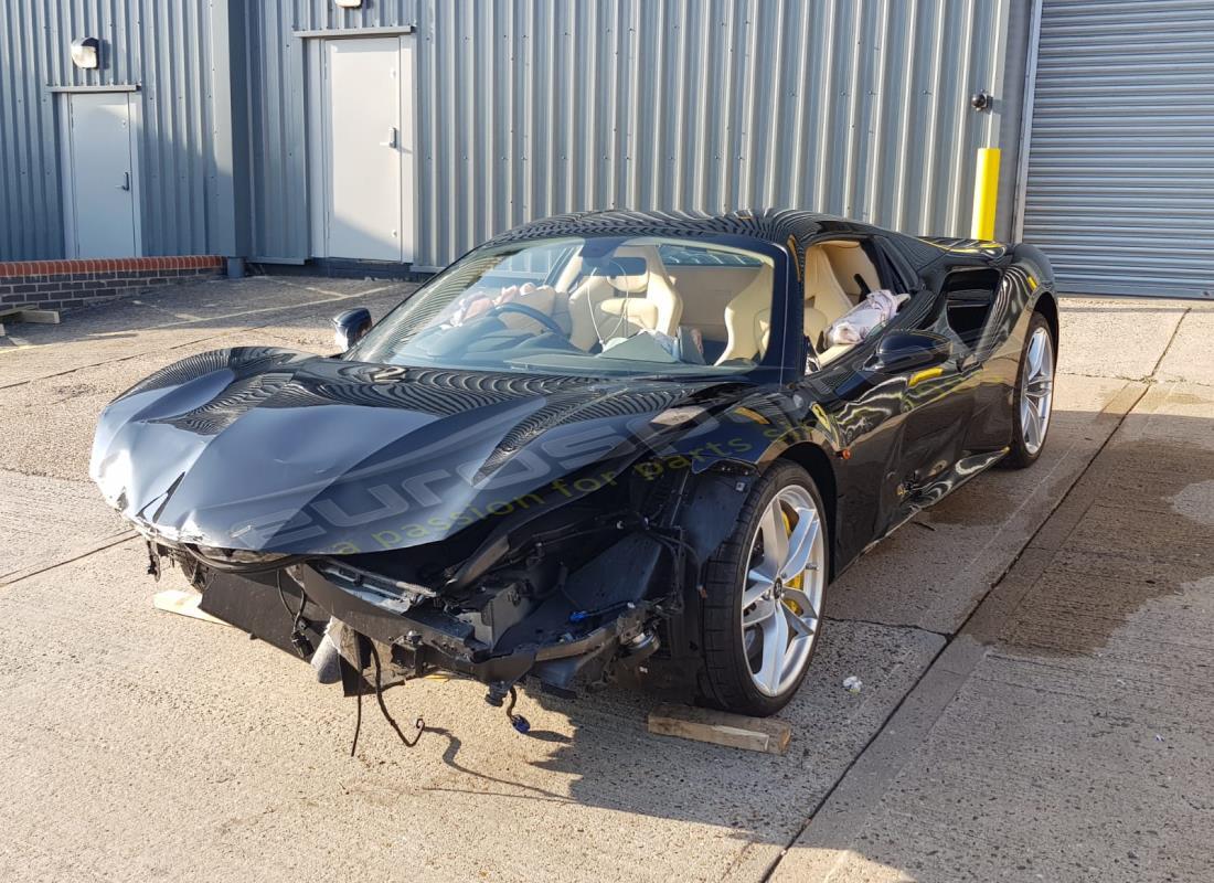 ferrari 488 spider (rhd) wird für den abbau bei eurospares vorbereitet