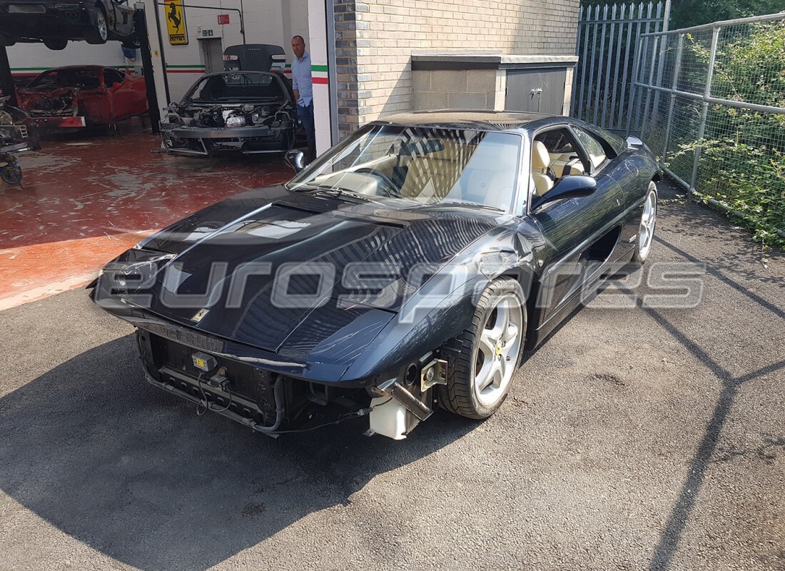 ferrari 355 (5.2 motronic) wird für den abbau bei eurospares vorbereitet