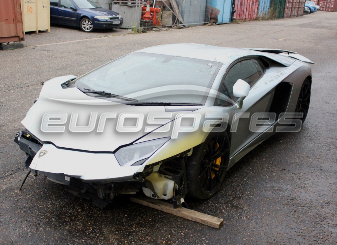 lamborghini lp700-4 coupe (2014) wird für den abbau bei eurospares vorbereitet