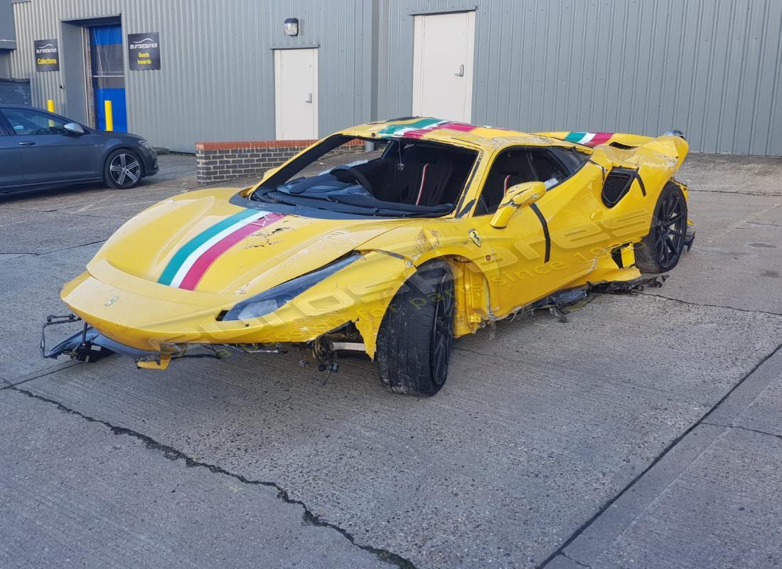 ferrari 488 pista wird für den abbau bei eurospares vorbereitet