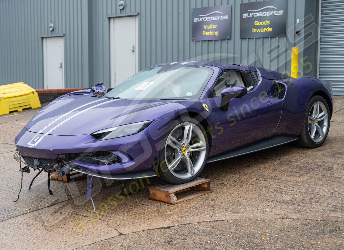 ferrari 296 gts wird für den abbau bei eurospares vorbereitet