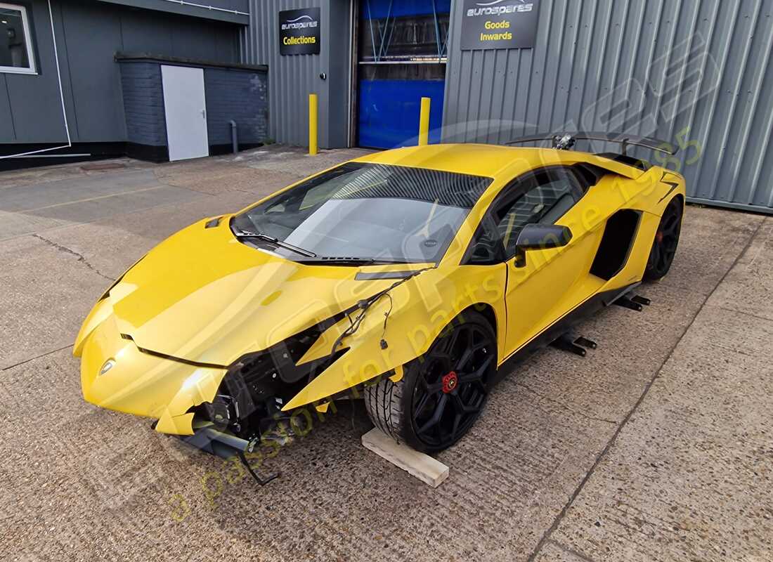 lamborghini lp750-4 sv coupe (2016) wird für den abbau bei eurospares vorbereitet