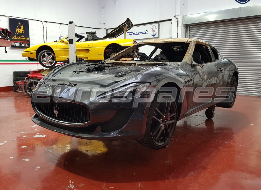 maserati granturismo mc stradale (2011) wird für den abbau bei eurospares vorbereitet