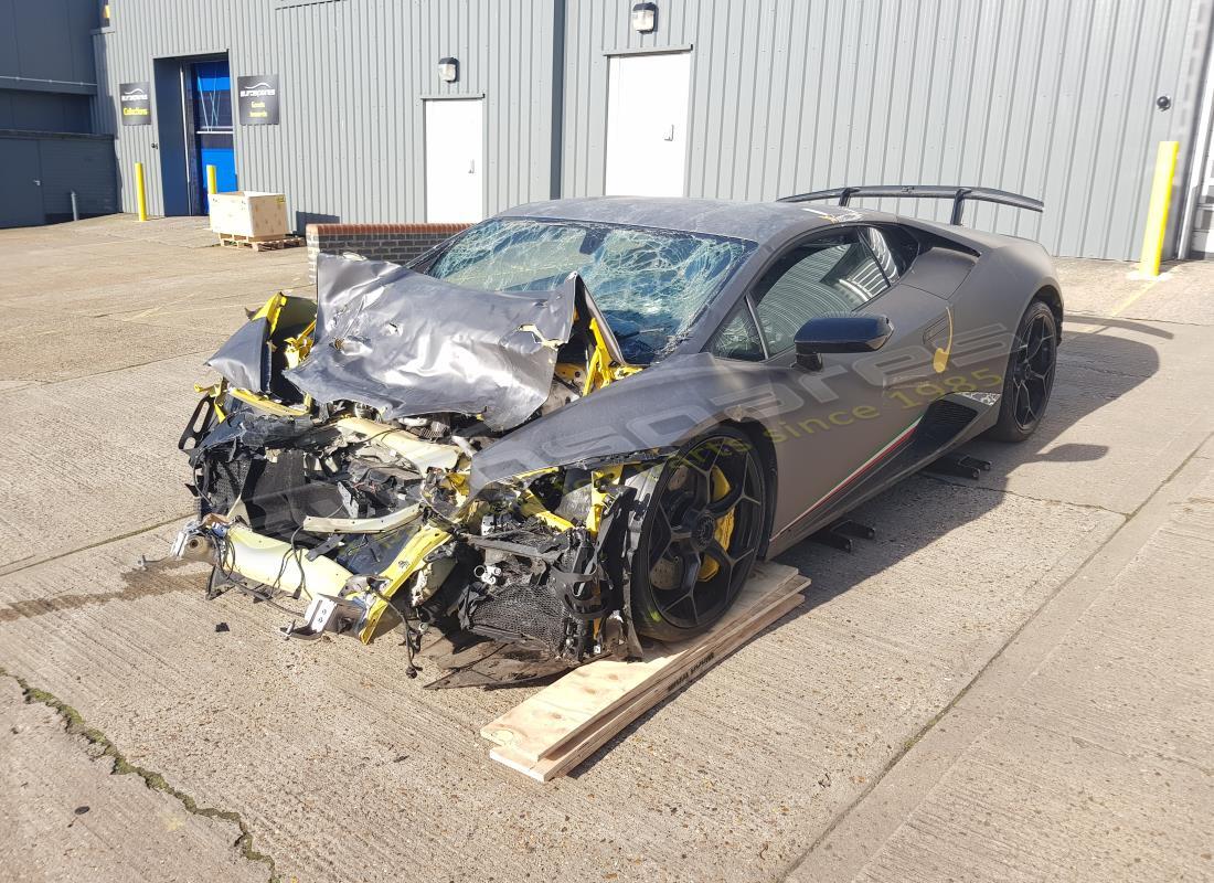 lamborghini performante coupe (2018) wird für den abbau bei eurospares vorbereitet