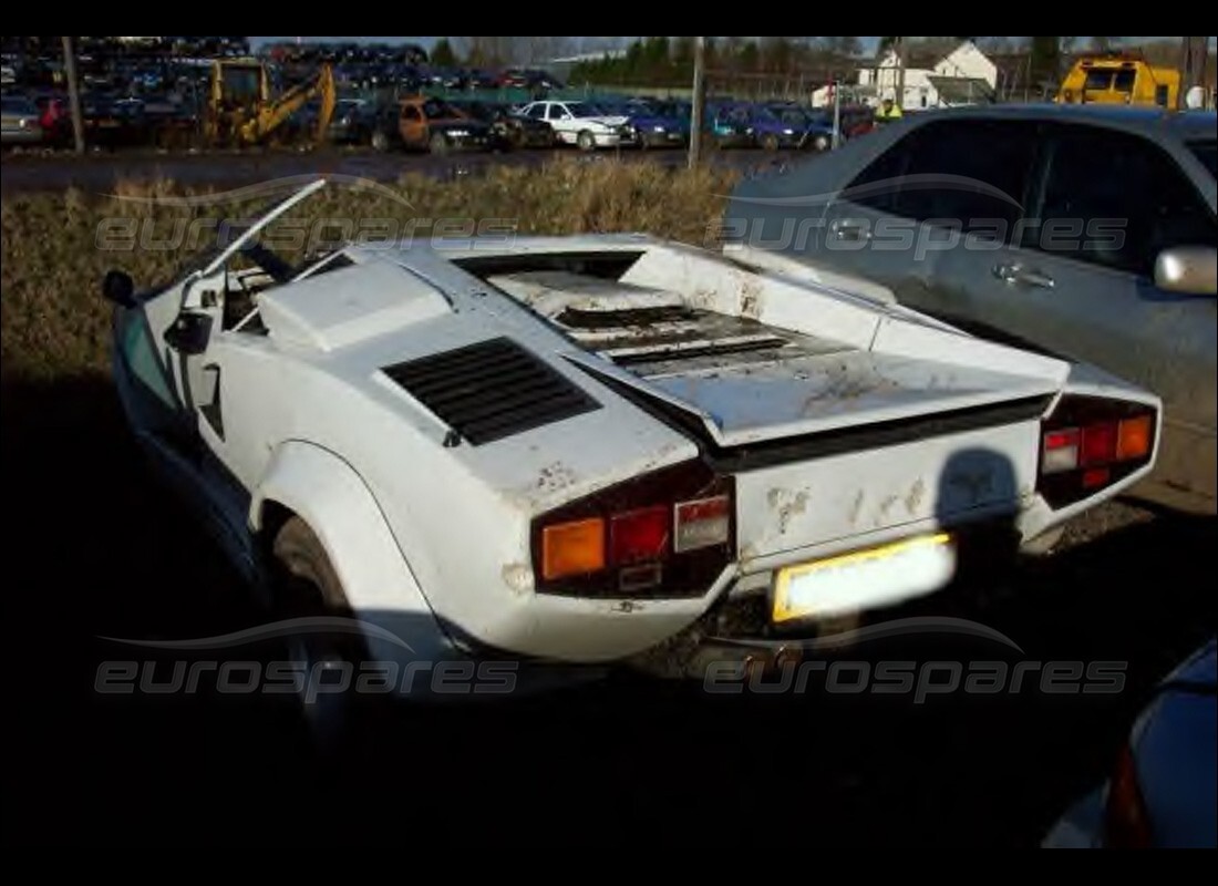 lamborghini countach 5000 qv (1985) wird für den abbau bei eurospares vorbereitet