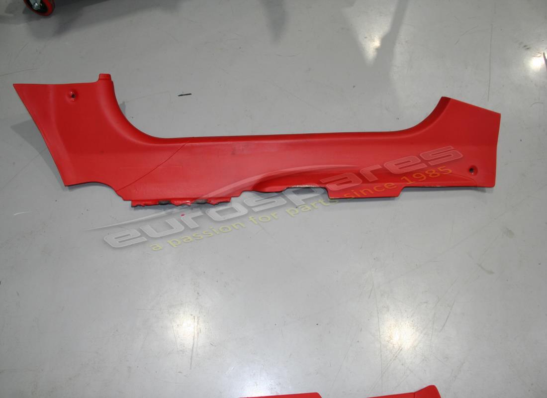 GEBRAUCHTE Ferrari SEITLICHE SCHWELLERVERKLEIDUNG RECHTS. TEILENUMMER 858027.. (1)