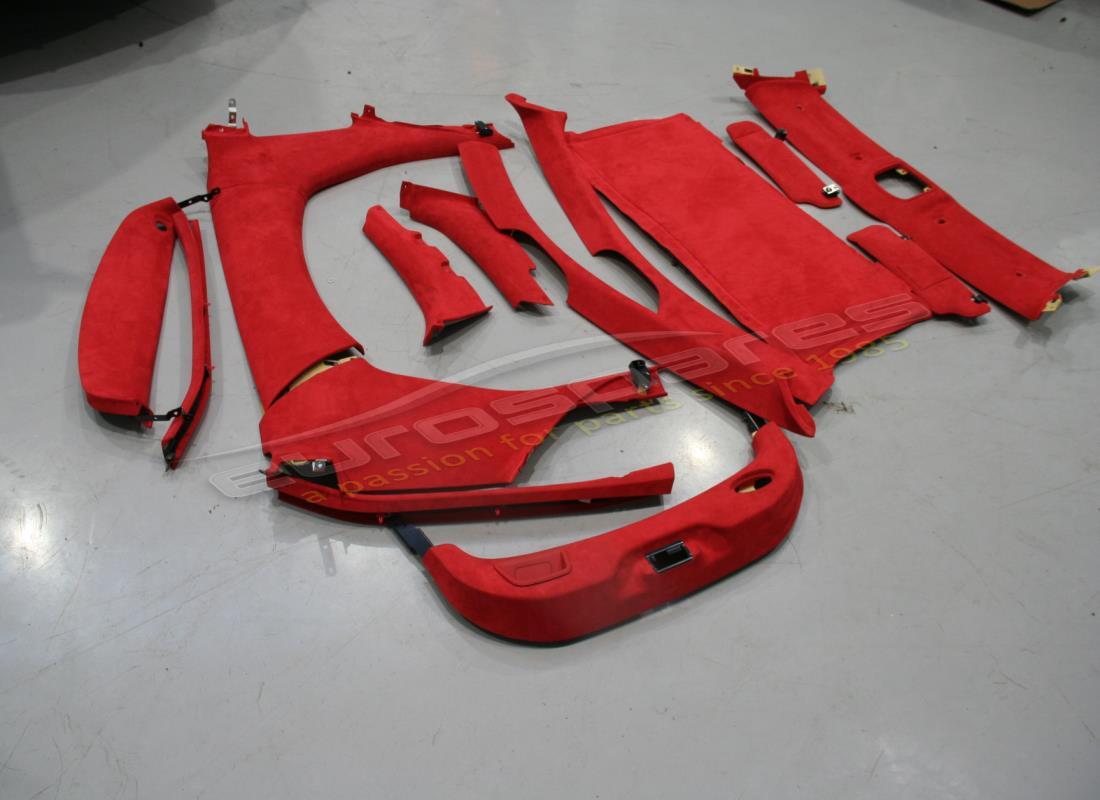 GEBRAUCHTER Ferrari INNENVERZIERUNGSSATZ IN ROT. TEILENUMMER 855035000 (1)
