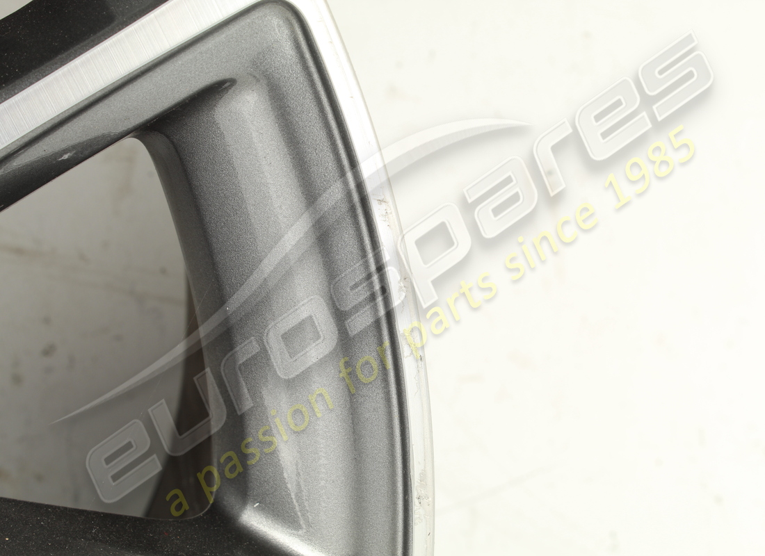 GEBRAUCHTE FERRARI HINTERRADFELGE 20. TEILENUMMER 242157 (3) gebrauchte ferrari hinterradfelge 20. teilenummer 242157 (3)