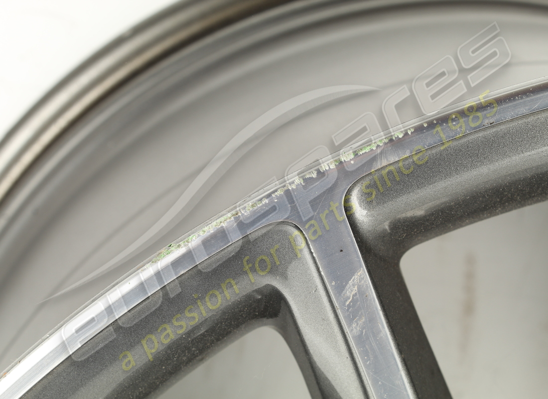 GEBRAUCHTE FERRARI HINTERRADFELGE 20. TEILENUMMER 242157 (2) gebrauchte ferrari hinterradfelge 20. teilenummer 242157 (2)