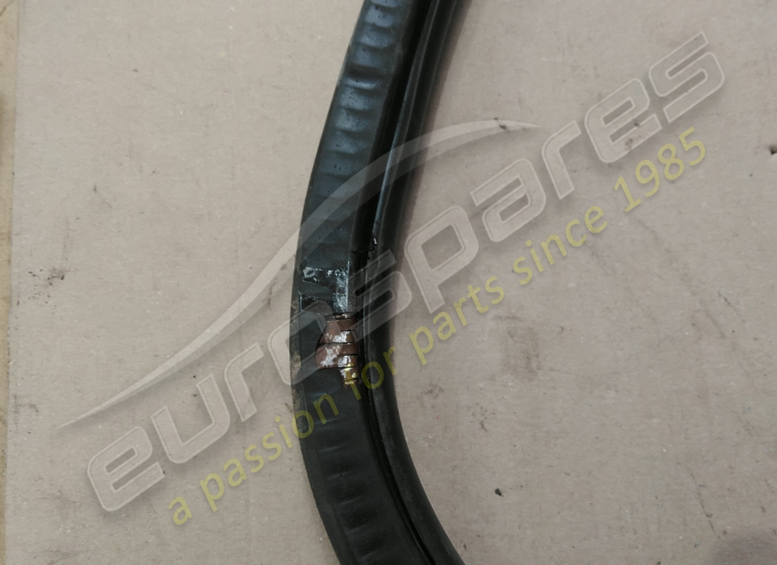 beschädigte lamborghini innere türdichtung. teilenummer 400831707 (1)