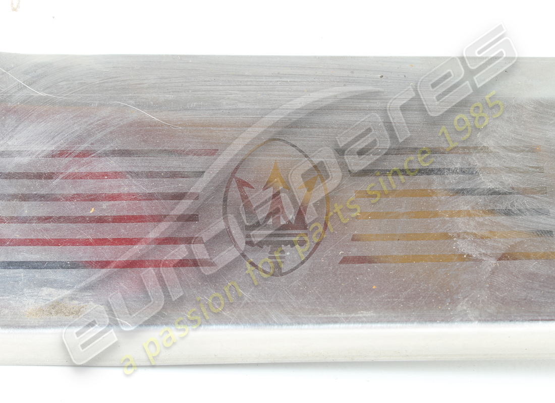 GEBRAUCHTE MASERATI HINTERE RECHTE CHROM-EINSTIEGSBLOCK. TEILENUMMER 378305322 (2) gebrauchte maserati hintere rechte chrom-einstiegsblock. teilenummer 378305322 (2)