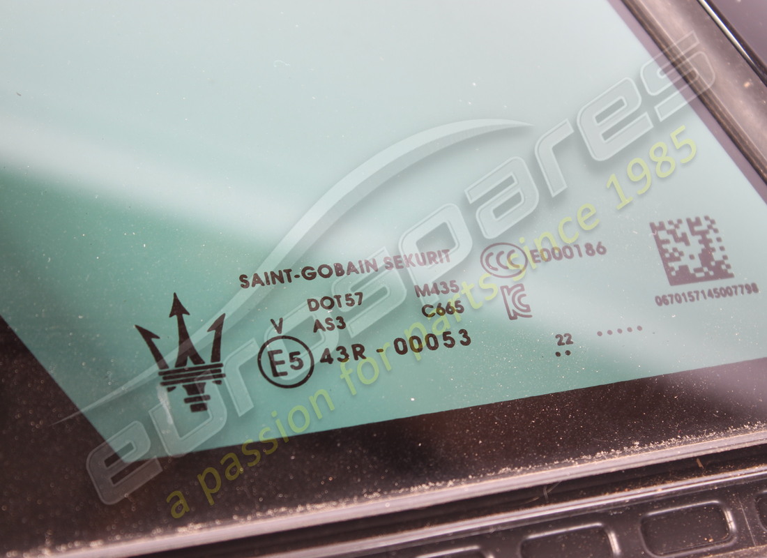gebrauchtes maserati hinteres hinteres seitenfenster rechts. teilenummer 670157145 (2)